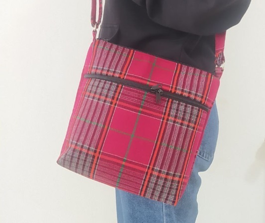 تصویر 2 از کیف گلیمی زنانه با طراحی الهام گرفته از هویت بومی و فرم کاربردی